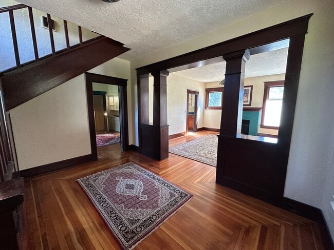 Building Photo - 4 Bedroom Home Just Outside Of Albany With...