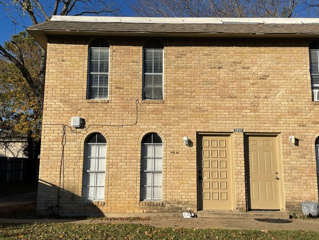 Building Photo - 2 Bedroom 1.5 Bath 2 Story Duplex!
