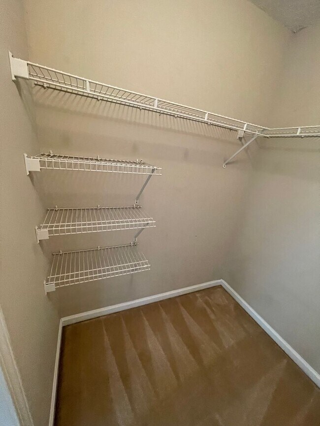 Building Photo - Briarwood Townhomes - End Unit!