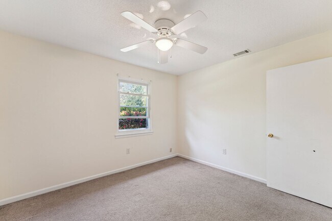 Building Photo - AVAILABLE NOW! (Pet Friendly)