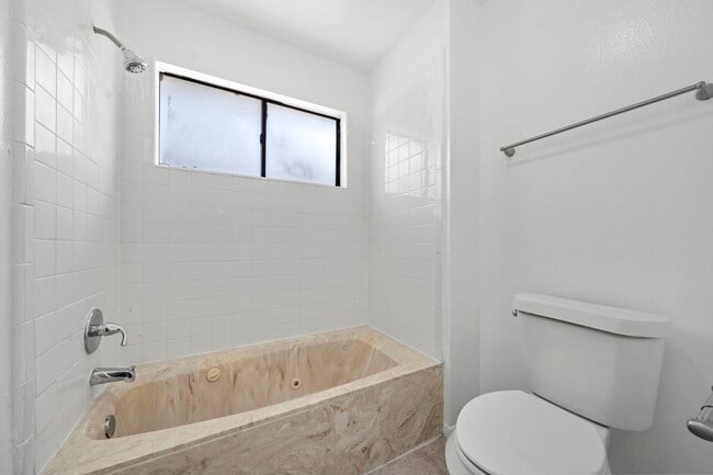 Building Photo - 2406 Parkwood Ln