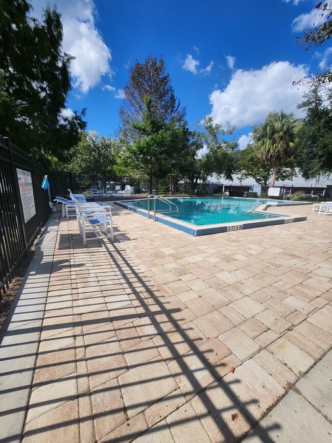Building Photo - Move in Ready in NW Gainesville!