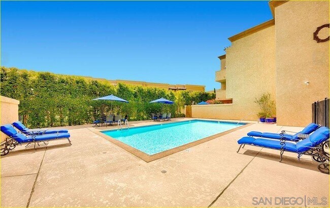 Building Photo - 2420 Torrey Pines Rd