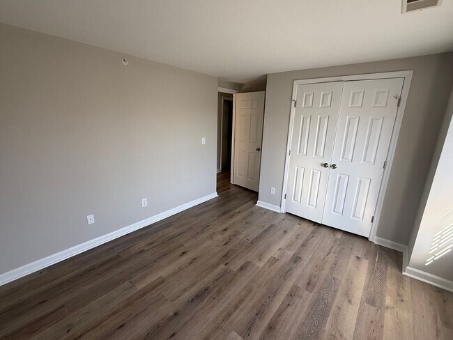 Building Photo - 3 BEDROOM CONDO. Walking Distance to Unive...