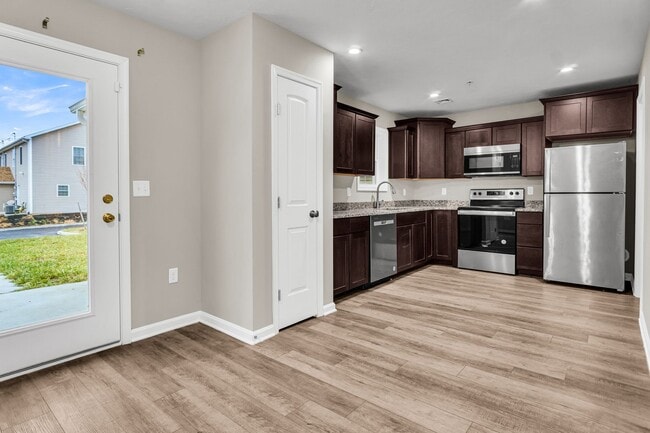 Building Photo - Beautiful 3 bedroom, 2.5 bath townhouse available!