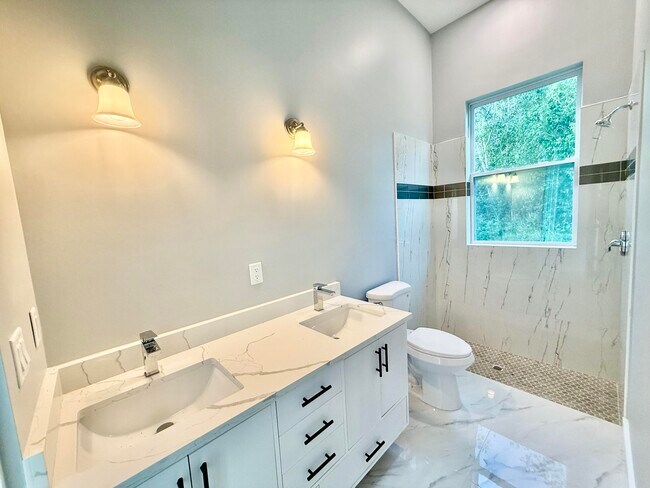 Building Photo - 675 NE Moss Rose Pl