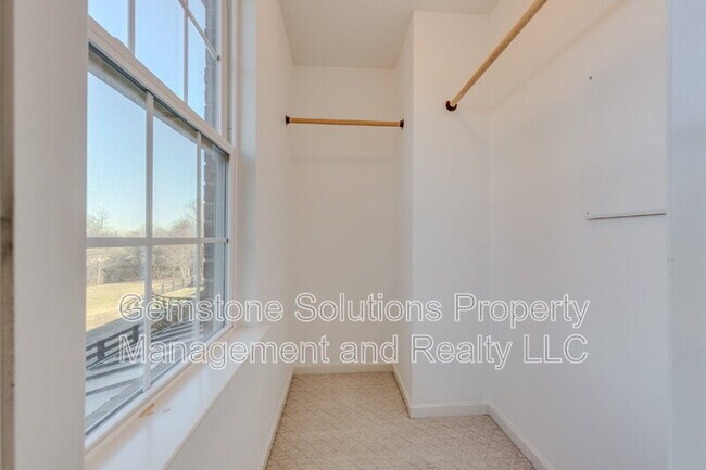 Building Photo - 304 Oldbury Ln