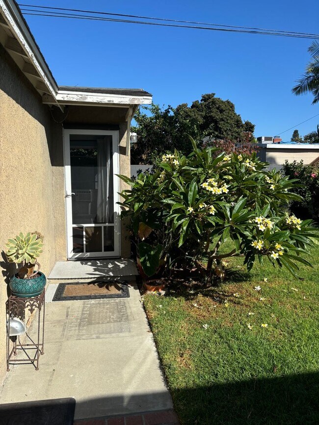 Building Photo - 2832 Charlemagne Ave