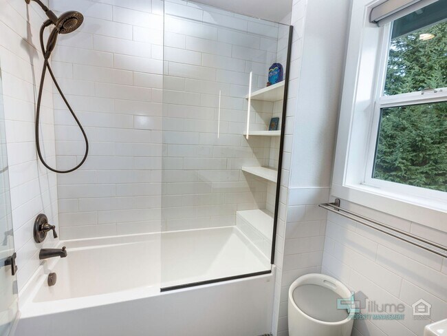 Building Photo - Fully Furnished Lake Oswego Gem!!!!