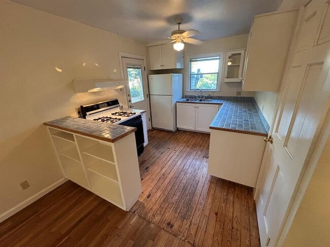 Building Photo - 2815 Crest Ave