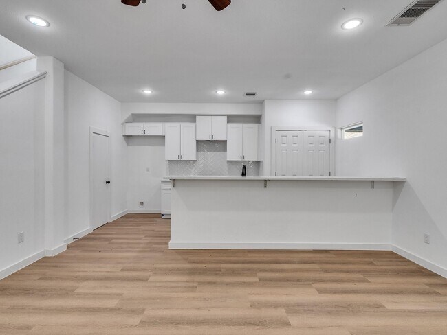 Building Photo - 8633 Homewood Ln