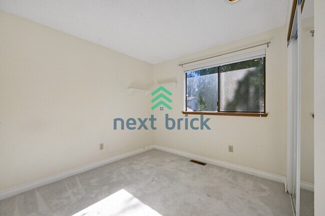 Building Photo - "Spacious 5-Bed Gem with 2.5 Baths in Prime Redmond Location!"