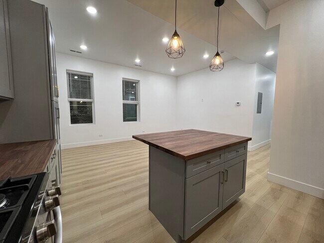 Building Photo - 2110 W 21st Pl