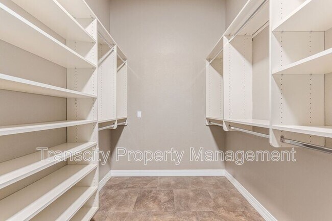 Building Photo - 1028 E Orchid Ln