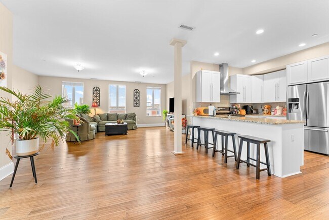 Building Photo - 380 W Broadway