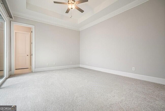 Building Photo - 123 Village Green Ave