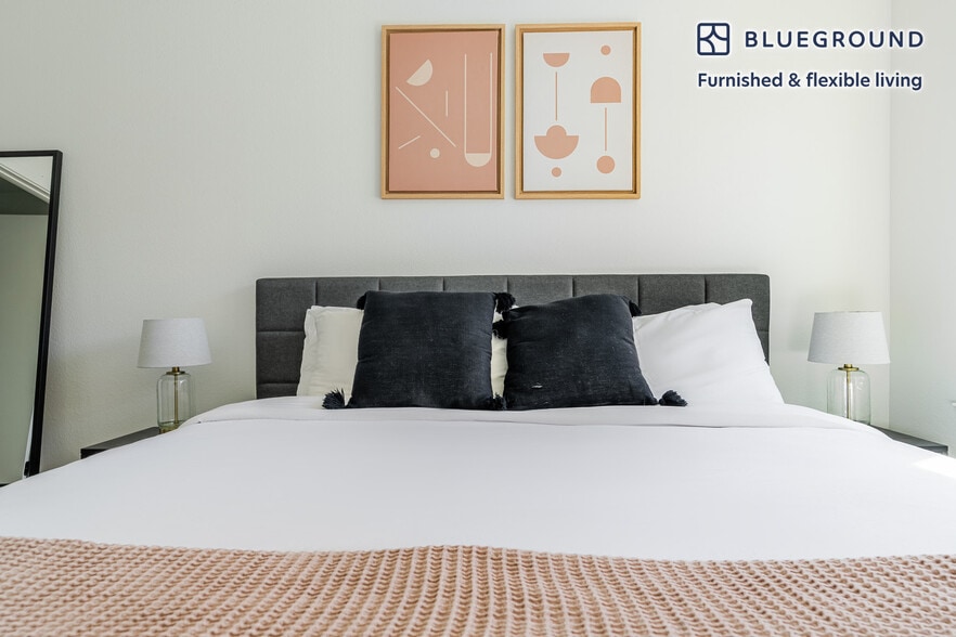 Building Photo - 3210 Esperanza Crossing