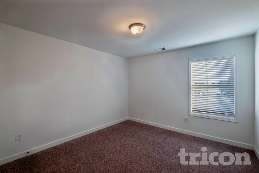 Building Photo - 132 E Rdg Wy