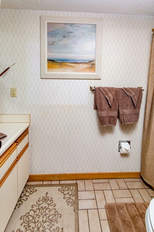 Building Photo - 2 Bed & 2 Bath Condo