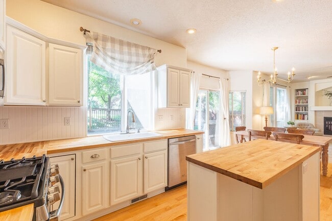 Building Photo - 3 Bed 2.5 Bath In The Heart Of Eagle