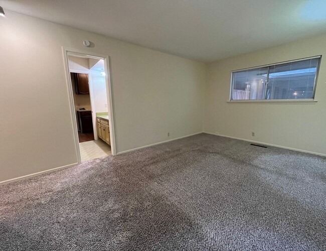 Building Photo - Midtown Quadplex with Pool- 3 bed, 2 bath