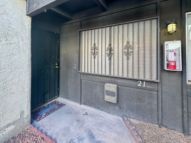 Building Photo - 1420 E Vegas Valley Dr