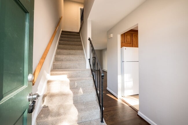 Building Photo - Duplex located just a block from the ocean!