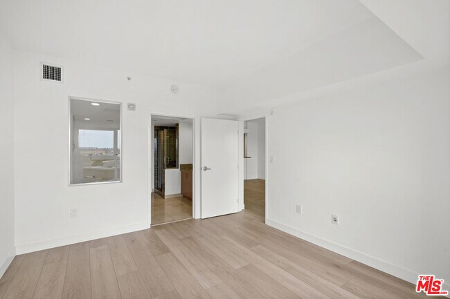 Building Photo - 13700 Marina Pointe Dr