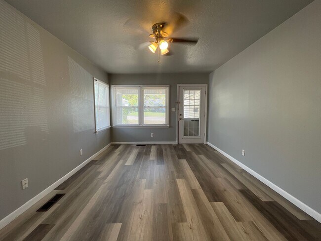 Building Photo - Welcome Home!!