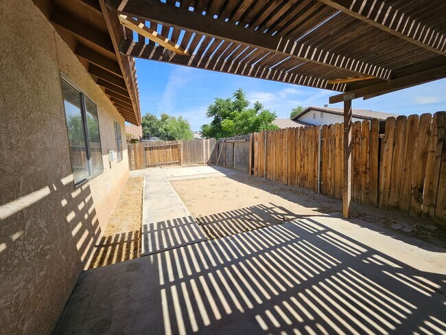 Building Photo - New Listing!