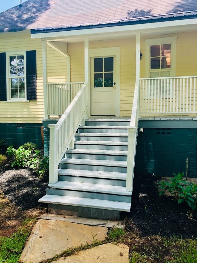 Building Photo - Plum Street-3 bedroom/2 bath home with large rocking chair front porch!