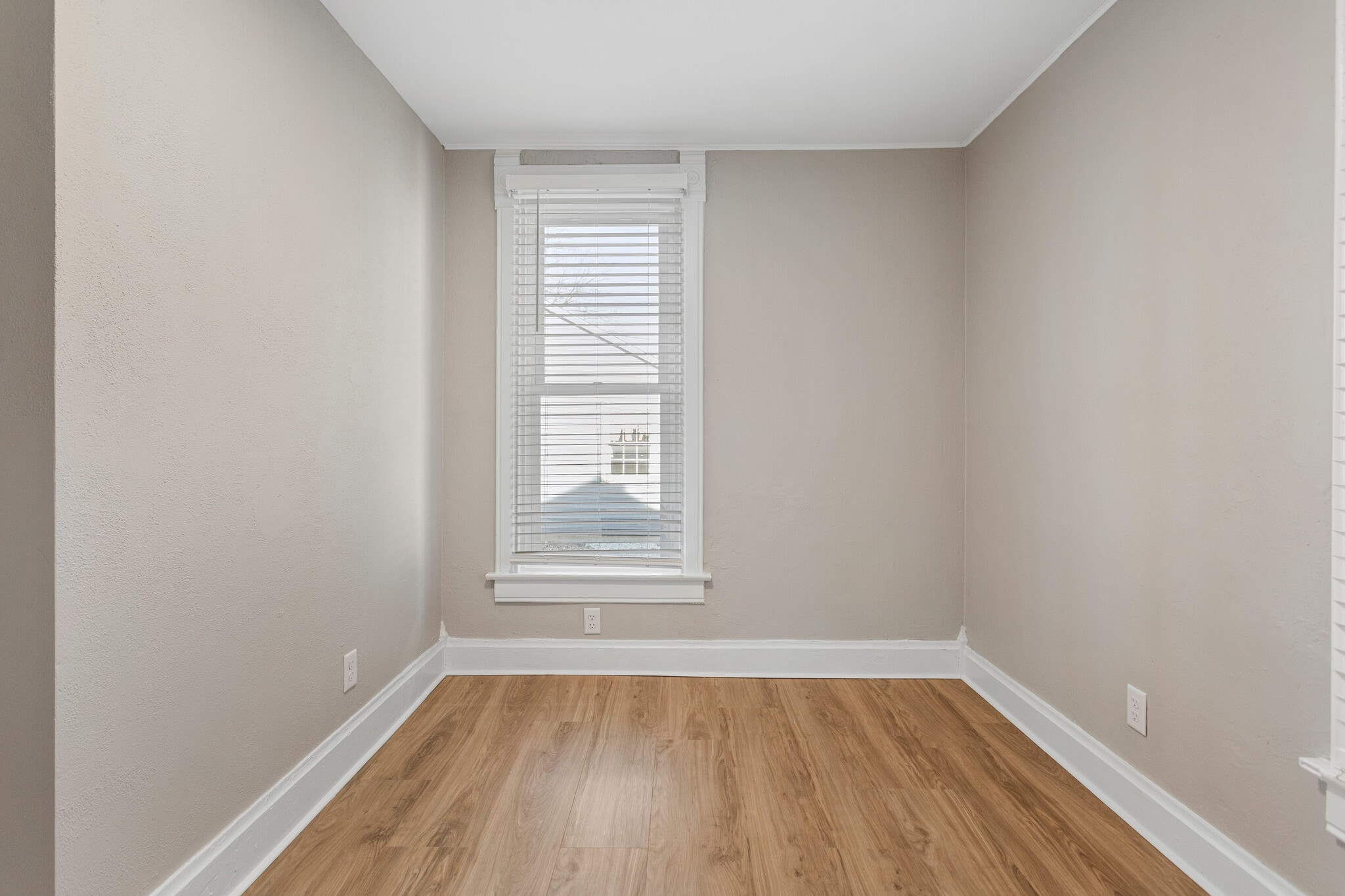 Building Photo - 402 E Elm St