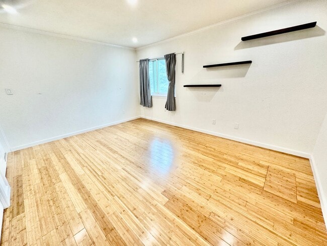 Building Photo - Stylish 3Bed/2.5Ba Daly City Home with Mod...