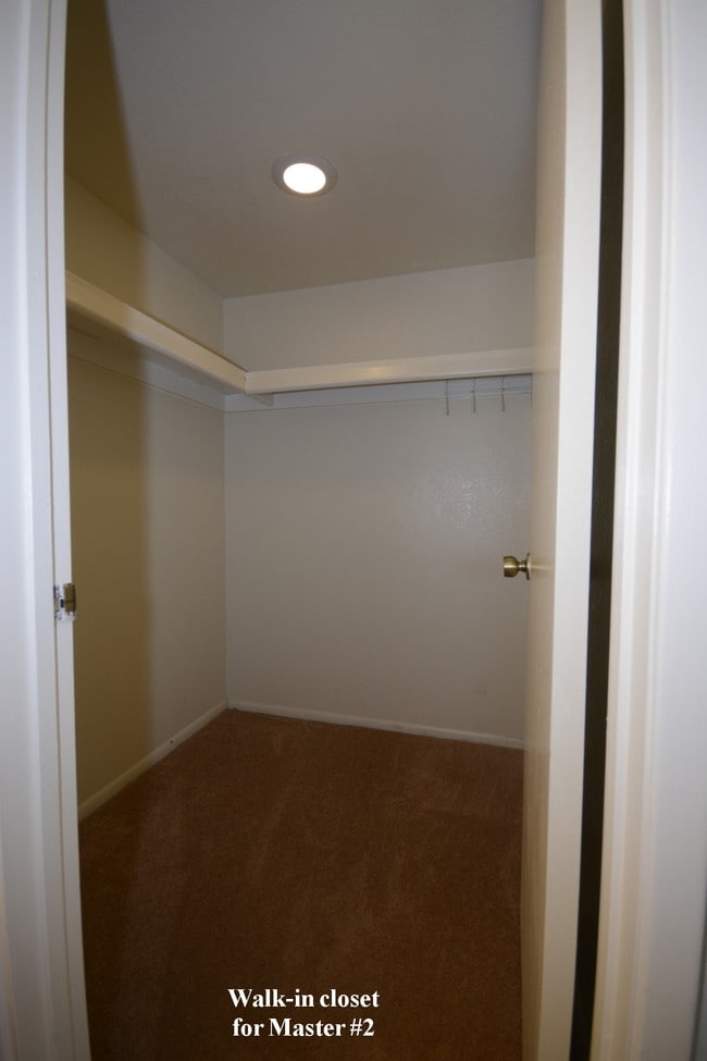 Building Photo - 850 S River Dr
