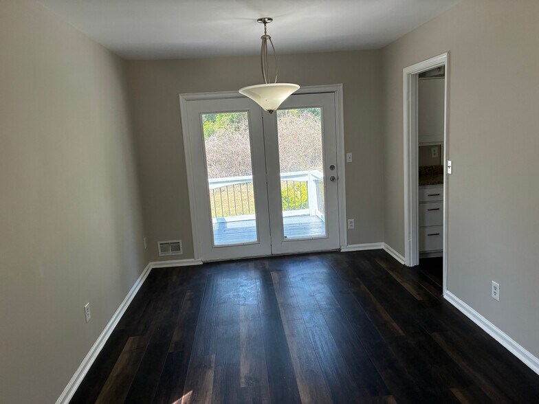 Building Photo - Room in House on Reba Rd