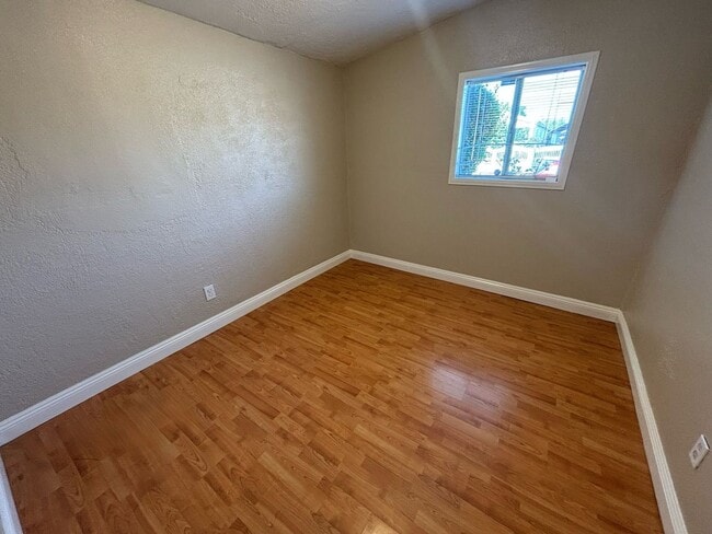 Building Photo - Spacious 2 Bedroom Home with 2 Bonus Rooms