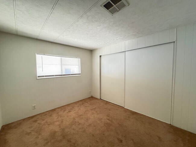 Building Photo - Spacious 2 bedroom