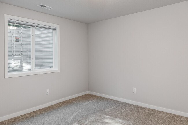 Building Photo - Great 3 Bedroom Single-Family Home in Urba...