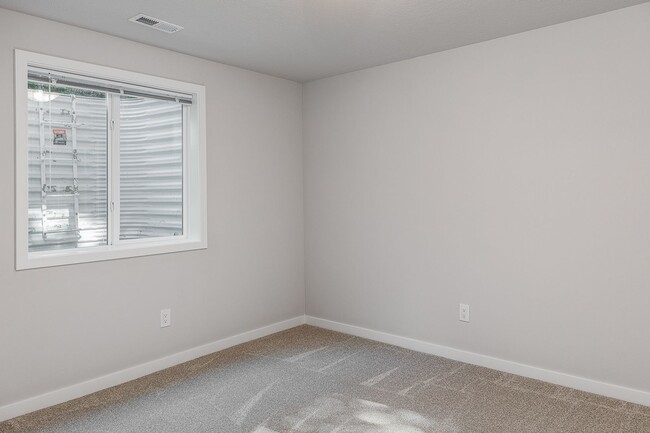 Building Photo - Great 3 Bedroom Single-Family Home in Urbandale