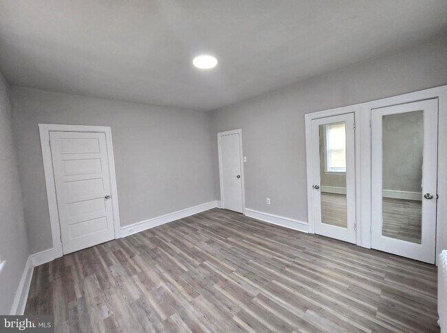 Building Photo - 6149 W Columbia Ave