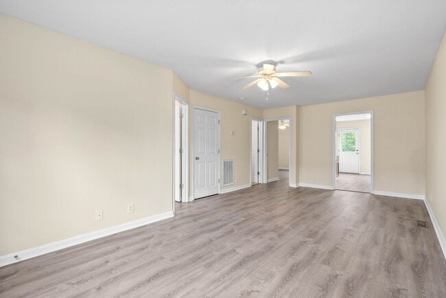 Building Photo - 922 Kingsbury Dr