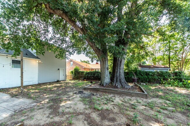 Building Photo - 765 Leafwood Rd