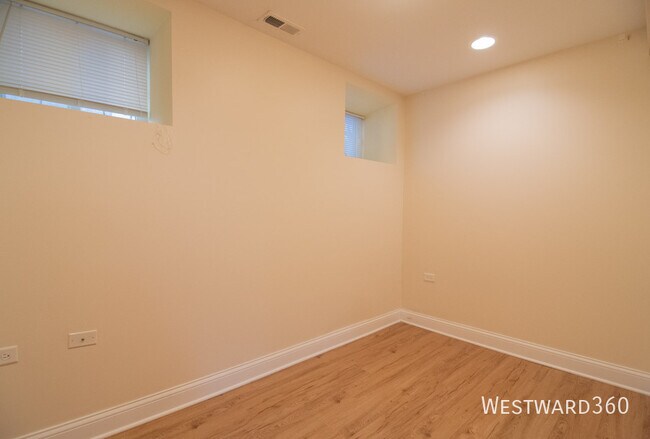 Building Photo - 1546 N Mohawk-1