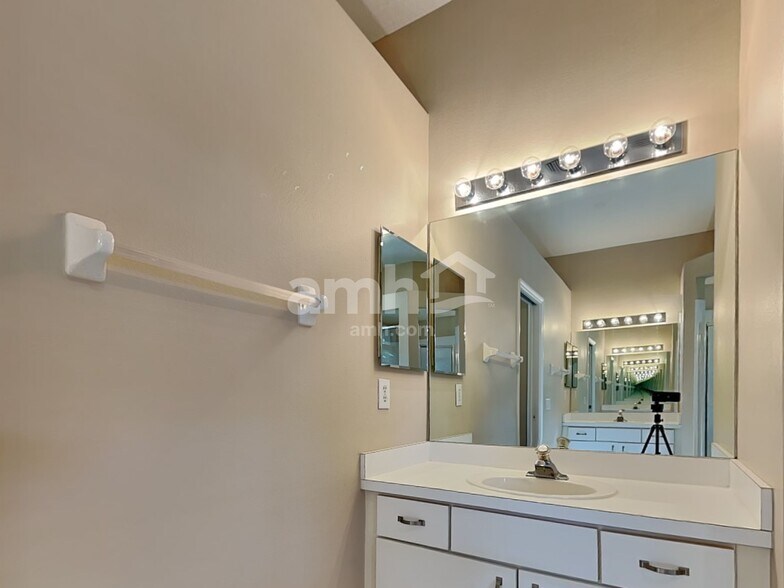 Building Photo - 4004 Water Park Ct