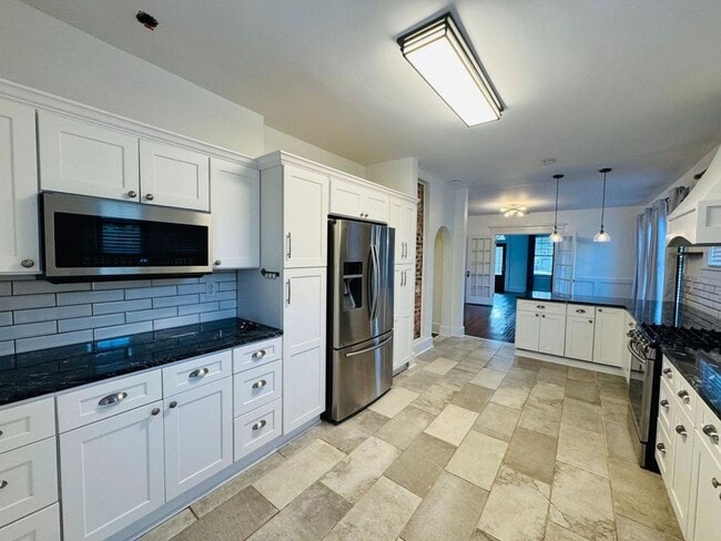 Building Photo - Available this Summer!! Beautiful 3 bed, 2 bath home located in Ardsley Park in Savannah, Ga!!