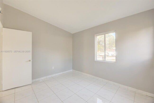 Building Photo - 3510 SW 39th St