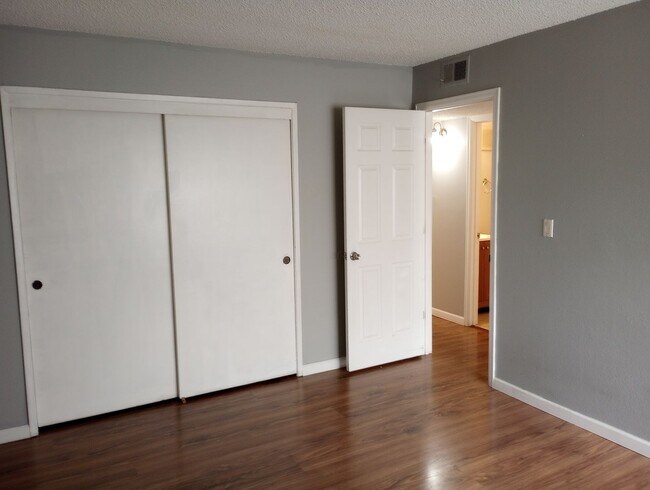 Building Photo - Cherry Creek Schools, 2 bed, 1 bath, 900 s...