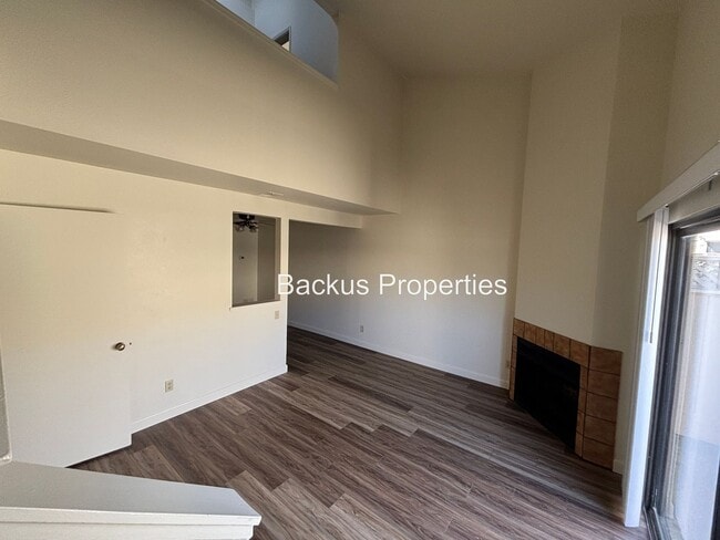 Building Photo - Private townhuse style condo facing grassy...