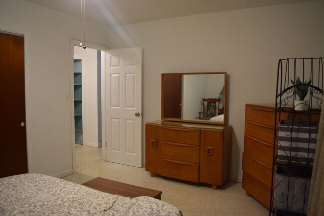 Building Photo - Fully Furnished Seasonal Unit in Jensen Be...