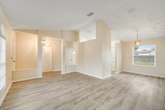 Building Photo - Spacious 3/2 with split plan and large fenced yard!